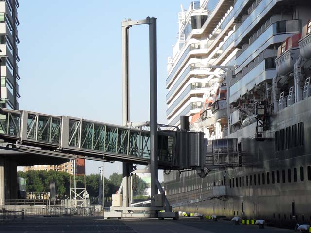 Cruiseschip ms Queen Elizabeth van Cunard Line aan de Cruise Terminal Rotterdam